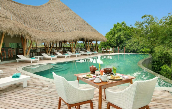 Cafe dengan kolam renang dan area berjemur